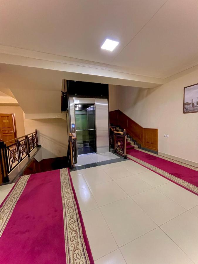 Hotel Plaza Viktoria Gjoemri Buitenkant foto