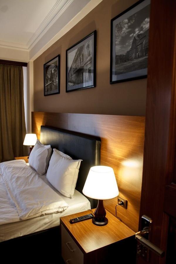 Hotel Plaza Viktoria Gjoemri Buitenkant foto