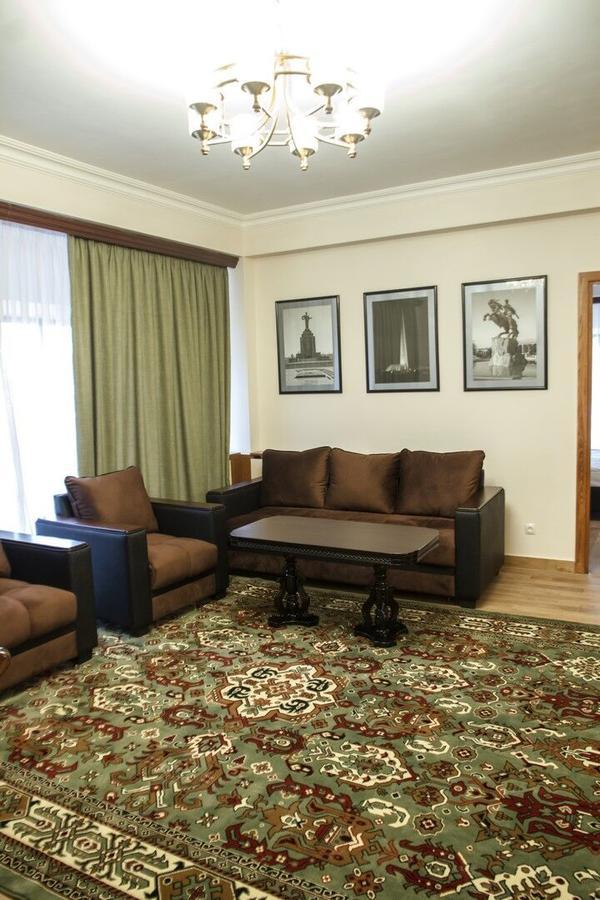Hotel Plaza Viktoria Gjoemri Buitenkant foto