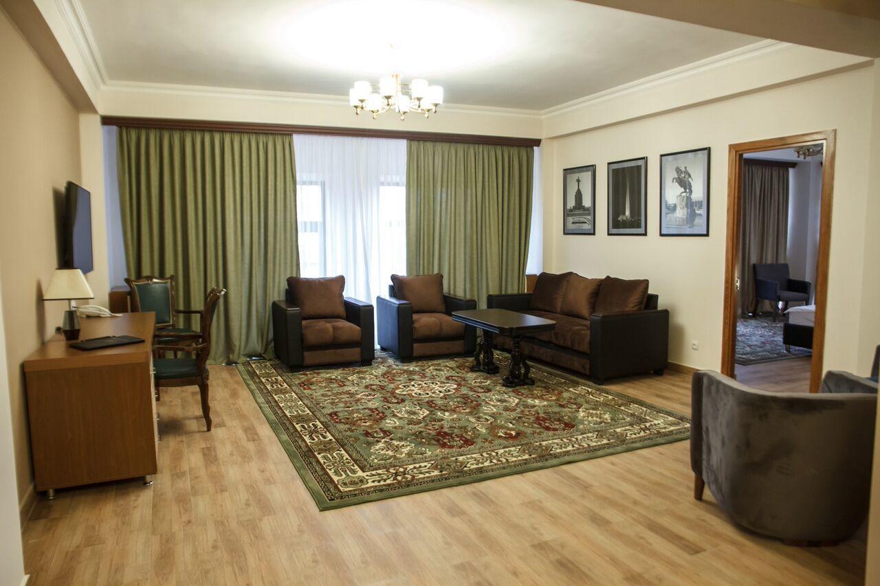 Hotel Plaza Viktoria Gjoemri Buitenkant foto