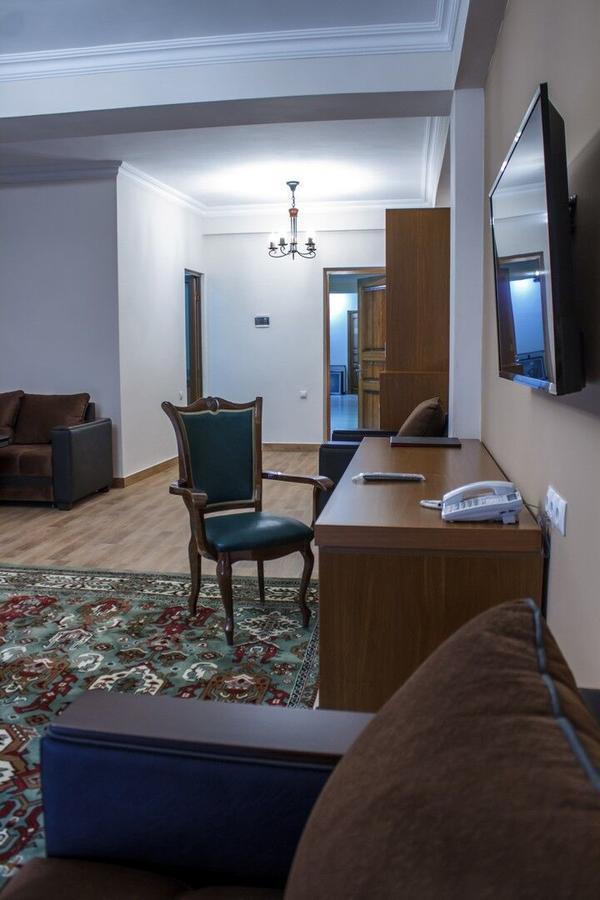 Hotel Plaza Viktoria Gjoemri Buitenkant foto