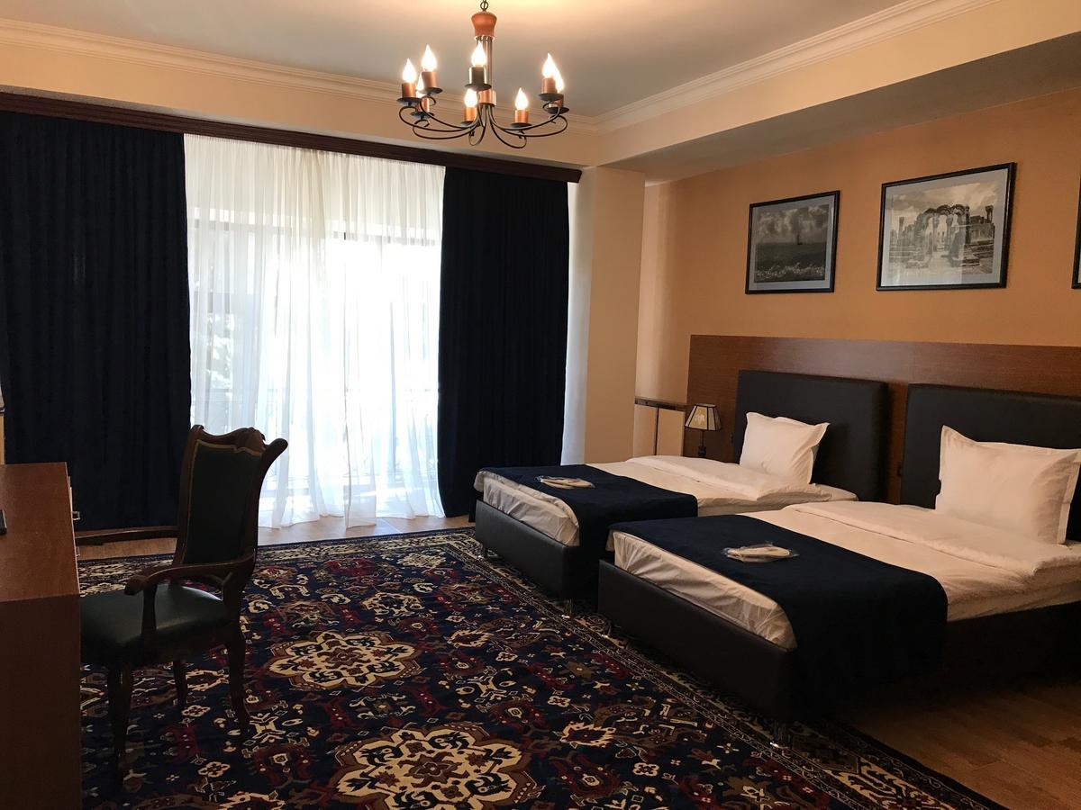 Hotel Plaza Viktoria Gjoemri Buitenkant foto