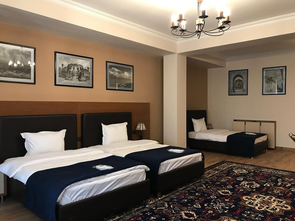 Hotel Plaza Viktoria Gjoemri Buitenkant foto