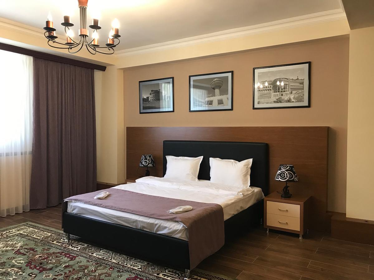 Hotel Plaza Viktoria Gjoemri Buitenkant foto