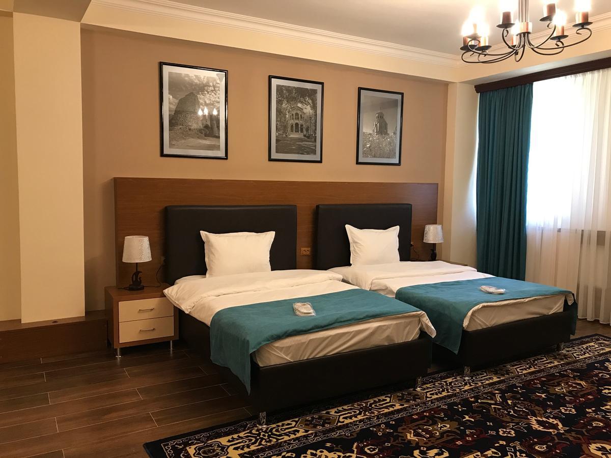 Hotel Plaza Viktoria Gjoemri Buitenkant foto