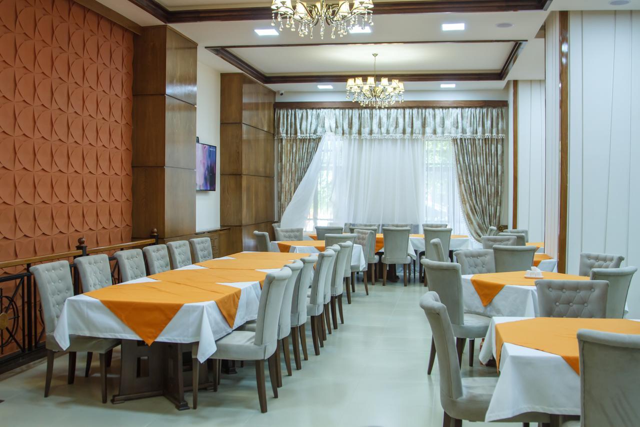 Hotel Plaza Viktoria Gjoemri Buitenkant foto