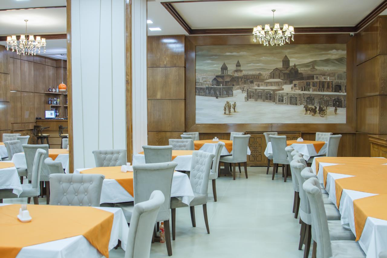 Hotel Plaza Viktoria Gjoemri Buitenkant foto