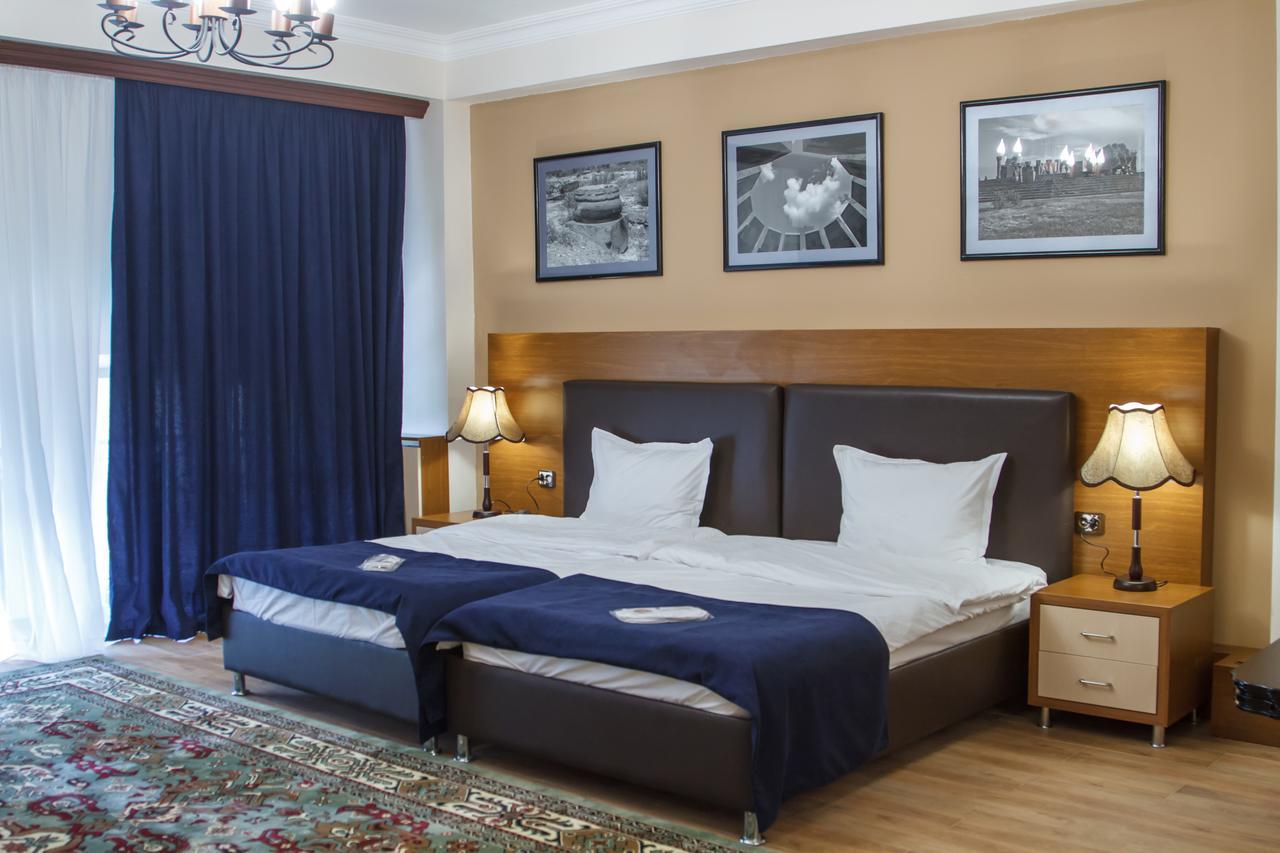 Hotel Plaza Viktoria Gjoemri Buitenkant foto