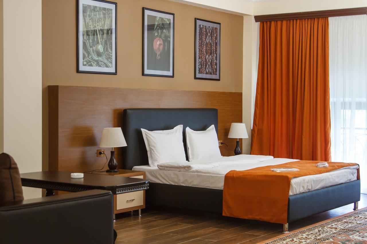 Hotel Plaza Viktoria Gjoemri Buitenkant foto