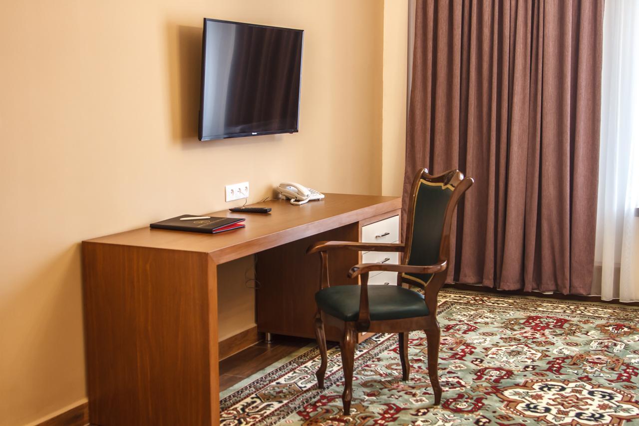 Hotel Plaza Viktoria Gjoemri Buitenkant foto