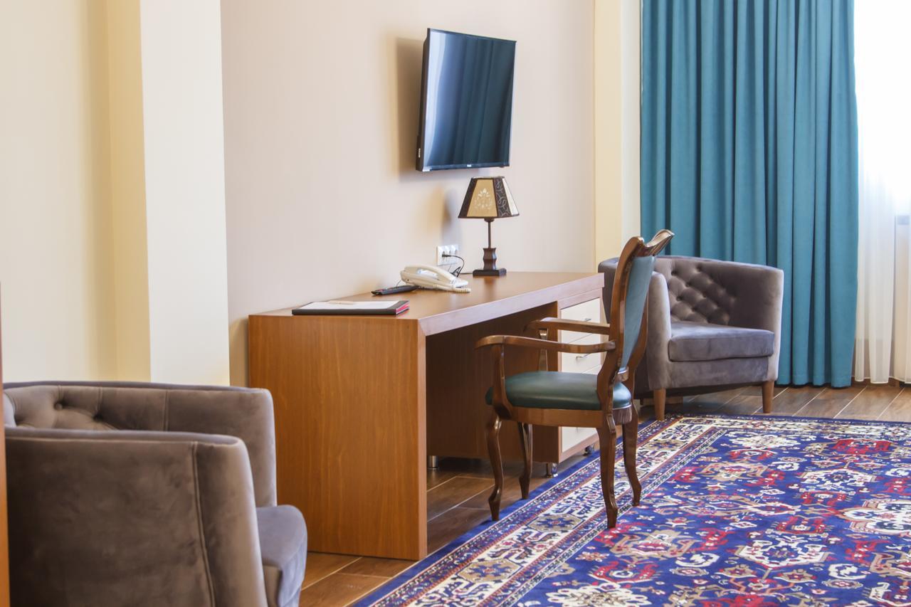 Hotel Plaza Viktoria Gjoemri Buitenkant foto