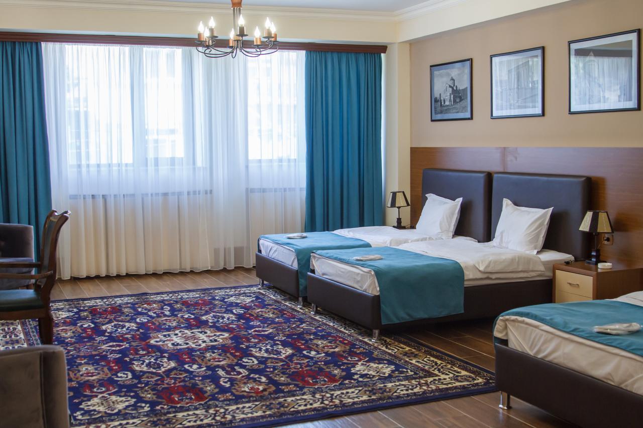 Hotel Plaza Viktoria Gjoemri Buitenkant foto