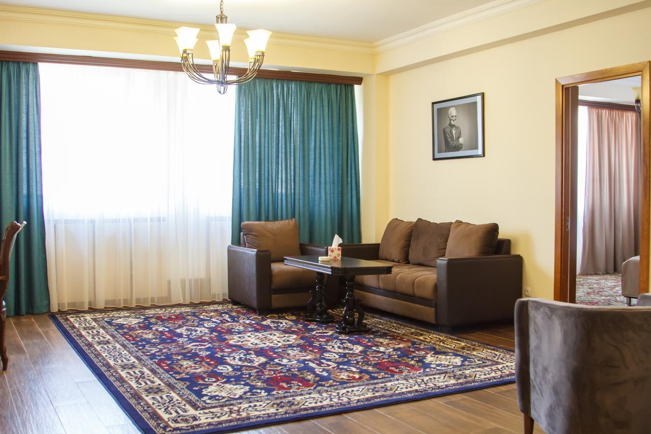 Hotel Plaza Viktoria Gjoemri Buitenkant foto