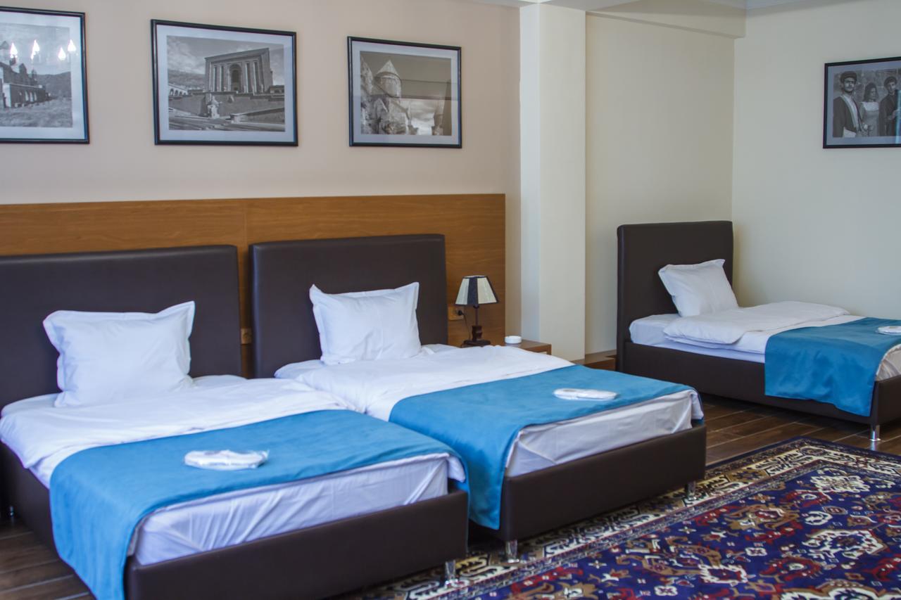 Hotel Plaza Viktoria Gjoemri Buitenkant foto