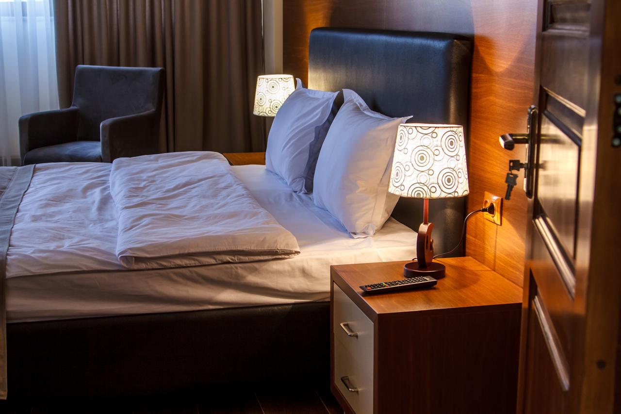 Hotel Plaza Viktoria Gjoemri Buitenkant foto