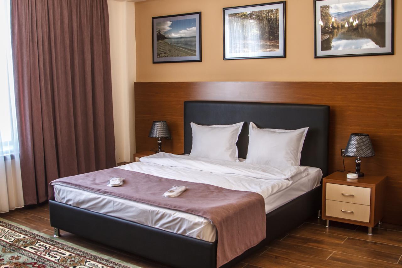 Hotel Plaza Viktoria Gjoemri Kamer foto
